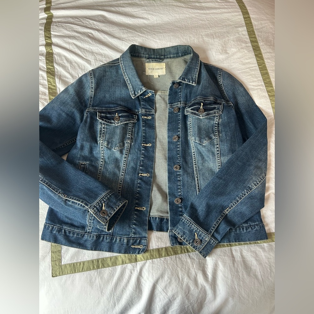 VINCE CAMUTO Jean Denim Jacket, amazing for fall, perfect worn condition, size L